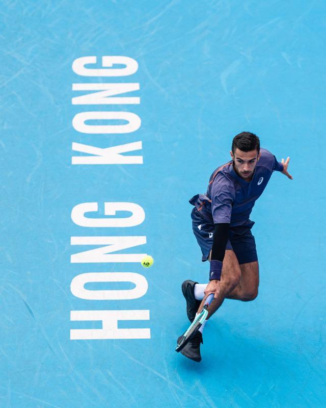 1735817286981048516.jpg 开云官网-穆塞蒂“三新”香港亮相 希望2025大满贯继续突破