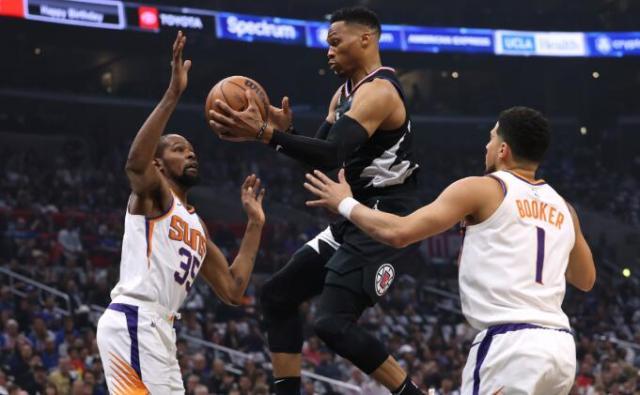 开云官网-底薪or迷你中产！快艇薪金空间锁死 韦少降薪留队？