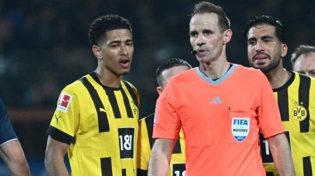 开云体育下载-主裁承认多特点球遭漏判：我很懊恼，感觉非常糟糕