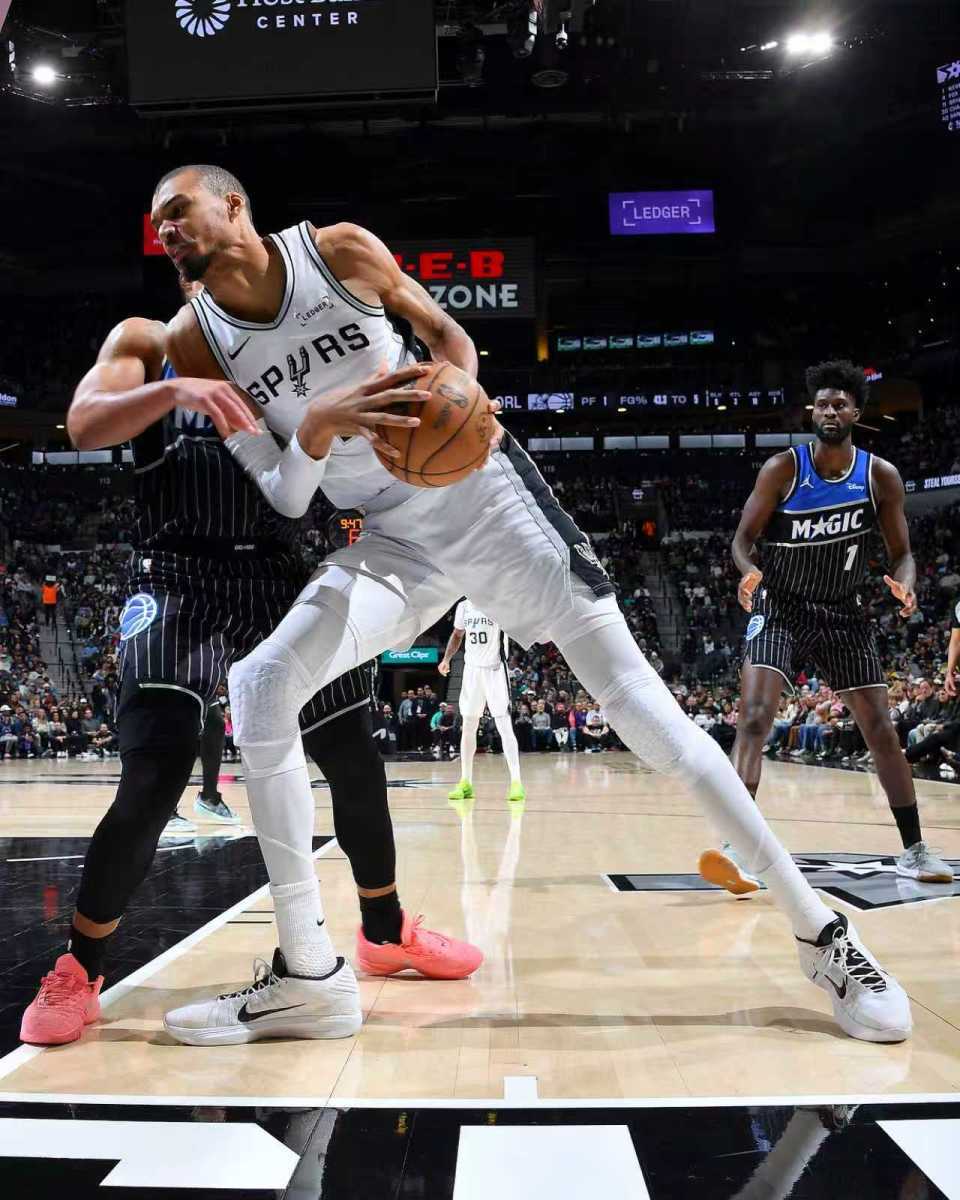 开云体育APP下载-马刺双杀魔术升西部第二:文班25+8+4+5帽 完胜班凯罗19+10