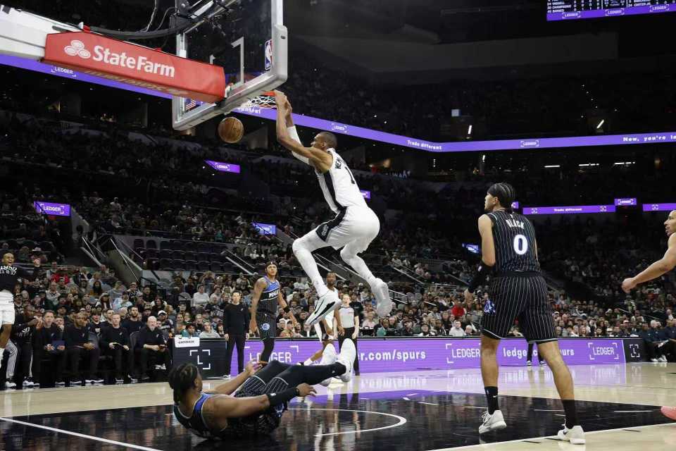 开云体育APP下载-马刺双杀魔术升西部第二:文班25+8+4+5帽 完胜班凯罗19+10